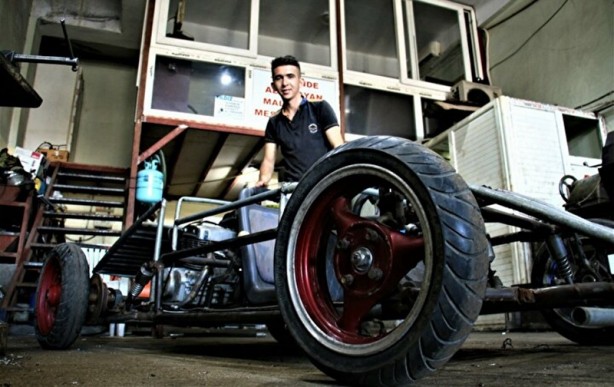 Foto - Üç yılda 5 bin TL lira biriktirdi! Hayalinin peşinden koşarak kendi arabasını yaptı