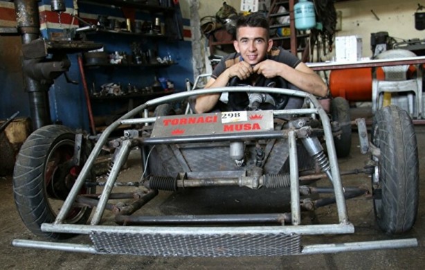 Foto - Üç yılda 5 bin TL lira biriktirdi! Hayalinin peşinden koşarak kendi arabasını yaptı