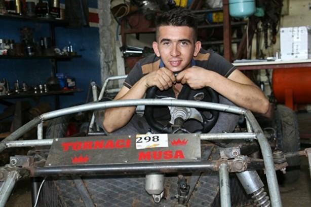 Üç yılda 5 bin TL lira biriktirdi! Hayalinin peşinden koşarak kendi arabasını yaptı