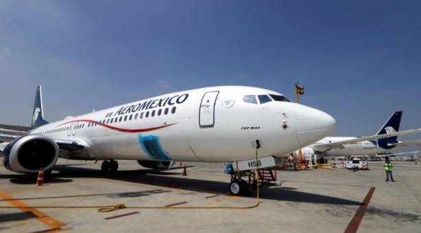 Uçak 4 saat rötar yapınca kafası attı! Acil kapısını açıp kanatta yürüdü