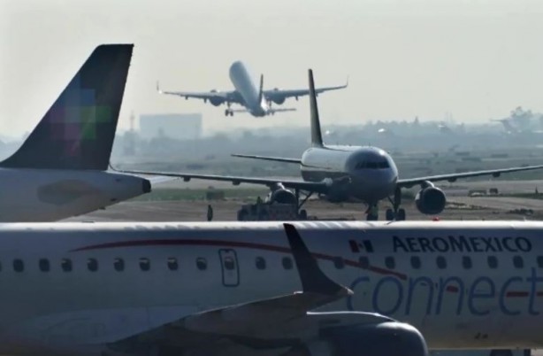 Foto - Uçak 4 saat rötar yapınca kafası attı! Acil kapısını açıp kanatta yürüdü