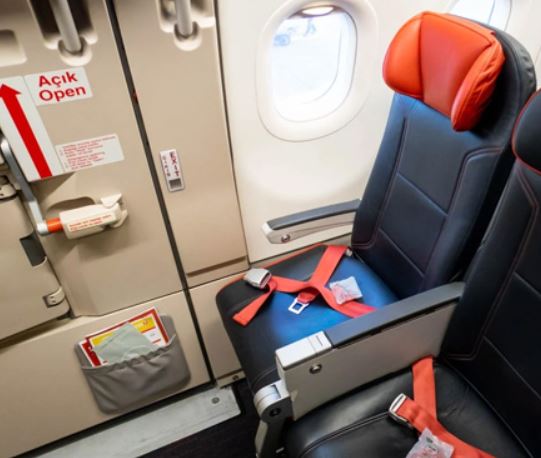 Foto - Uçak 4 saat rötar yapınca kafası attı! Acil kapısını açıp kanatta yürüdü