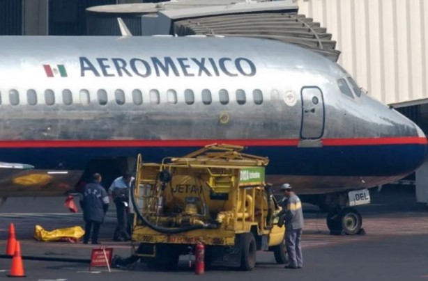 Foto - Uçak 4 saat rötar yapınca kafası attı! Acil kapısını açıp kanatta yürüdü