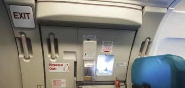 Foto - Uçak 4 saat rötar yapınca kafası attı! Acil kapısını açıp kanatta yürüdü