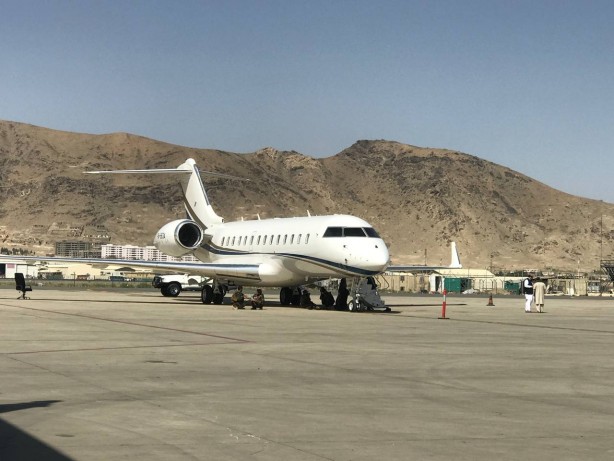 Foto - Uçak Afganistan'a az önce indi! İçinden çıkan üst düzey isim şaşırttı