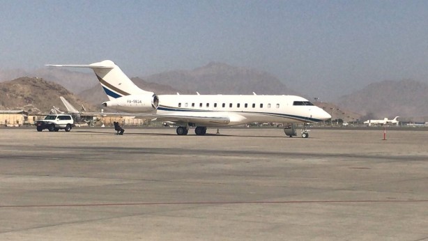 Foto - Uçak Afganistan'a az önce indi! İçinden çıkan üst düzey isim şaşırttı