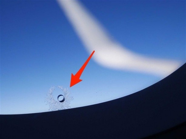 Uçak camlarındaki küçük delik ne işe yarıyor?