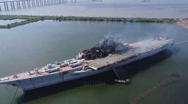 Foto - Uçak gemisi Minsk, Çin’de alevler içinde kaldı