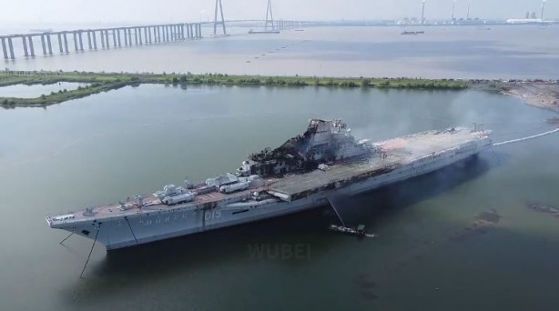 Foto - Uçak gemisi Minsk, Çin’de alevler içinde kaldı