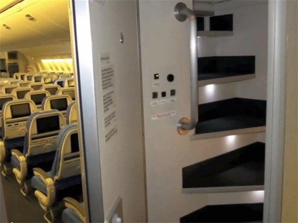 Foto - Uçakta kabin ekibinin uyuduğu gizli bölmeler