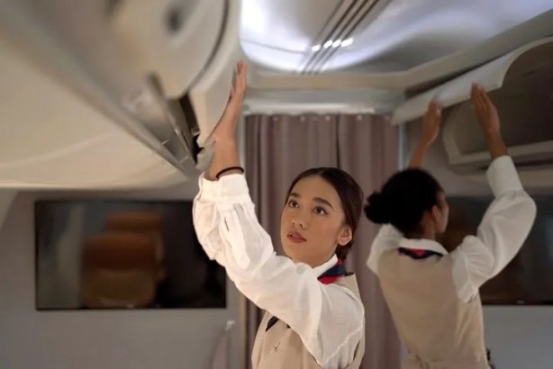 Foto - Uçaktaki görüntüler şoke etti! Kabin bagajına valizini değil kendini koydu...