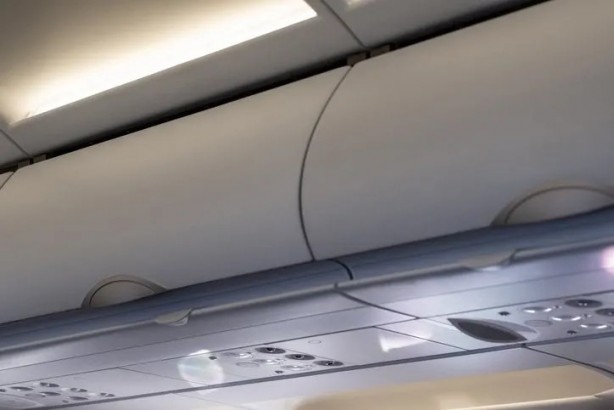 Foto - Uçaktaki görüntüler şoke etti! Kabin bagajına valizini değil kendini koydu...