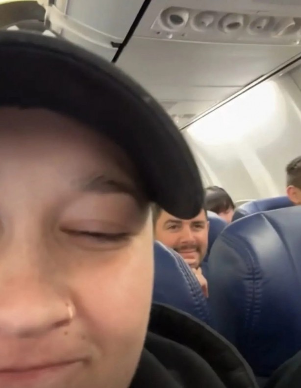 Foto - Uçaktaki görüntüler şoke etti! Kabin bagajına valizini değil kendini koydu...