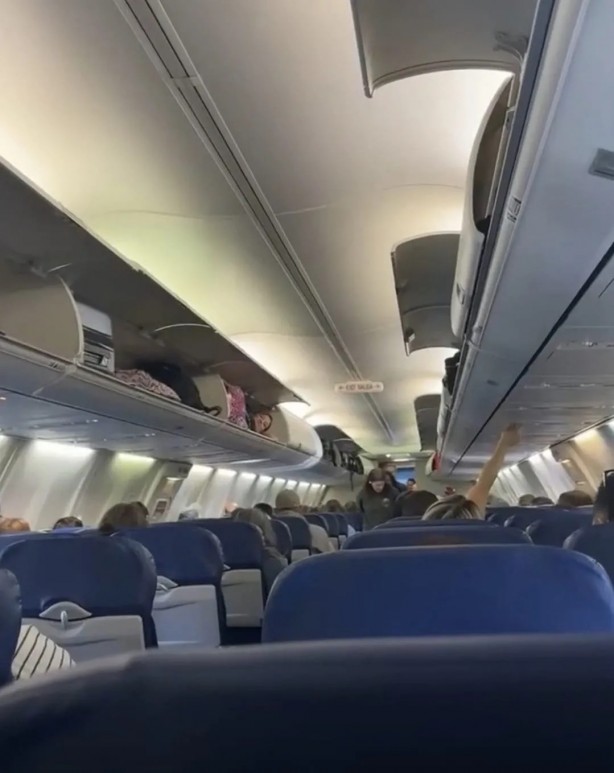 Foto - Uçaktaki görüntüler şoke etti! Kabin bagajına valizini değil kendini koydu...