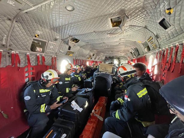 Foto - Uçan kaleler kurtarma ekiplerini taşıyor