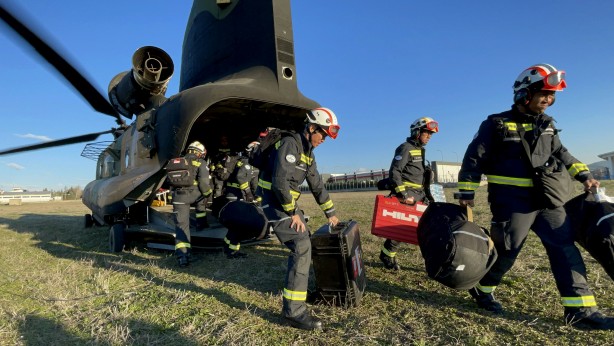 Foto - Uçan kaleler kurtarma ekiplerini taşıyor