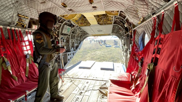 Foto - Uçan kaleler kurtarma ekiplerini taşıyor