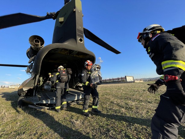 Foto - Uçan kaleler kurtarma ekiplerini taşıyor