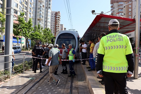 Foto - Ücretsiz binmek istediği tramvay sonu oldu
