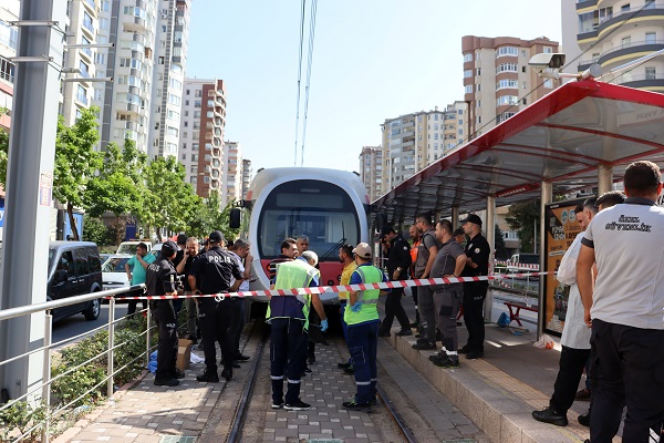 Foto - Ücretsiz binmek istediği tramvay sonu oldu