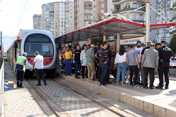 Foto - Ücretsiz binmek istediği tramvay sonu oldu