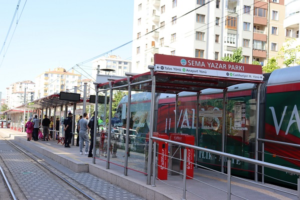Foto - Ücretsiz binmek istediği tramvay sonu oldu