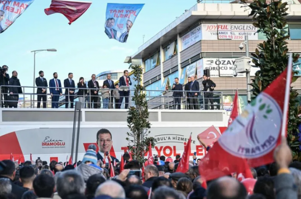 Foto - Üçü bir arada kirli ittifak