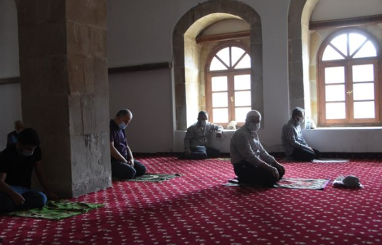 Foto - Uçurum kıyısında ibadet! Görenler hayrete düşüyor