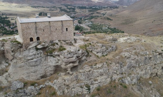 Foto - Uçurum kıyısında ibadet! Görenler hayrete düşüyor