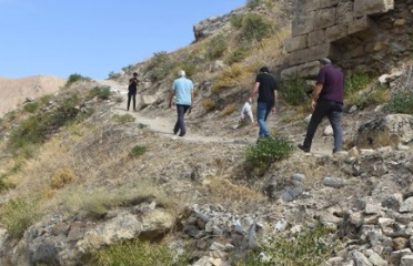 Foto - Uçurum kıyısında ibadet! Görenler hayrete düşüyor
