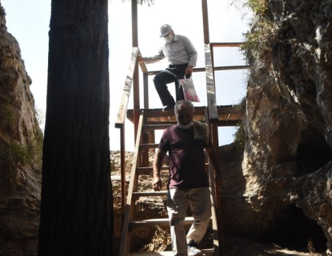 Foto - Uçurum kıyısında ibadet! Görenler hayrete düşüyor