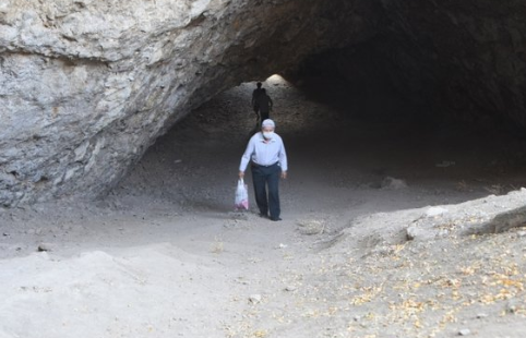 Foto - Uçurum kıyısında ibadet! Görenler hayrete düşüyor