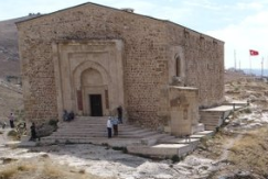 Uçurum kıyısında ibadet! Görenler hayrete düşüyor