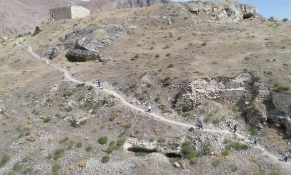 Foto - Uçurum kıyısında ibadet! Görenler hayrete düşüyor