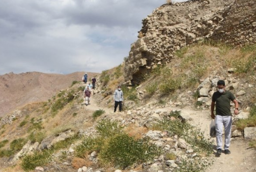 Foto - Uçurum kıyısında ibadet! Görenler hayrete düşüyor