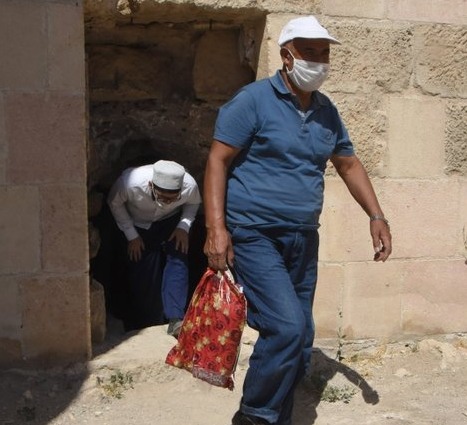 Foto - Uçurum kıyısında ibadet! Görenler hayrete düşüyor