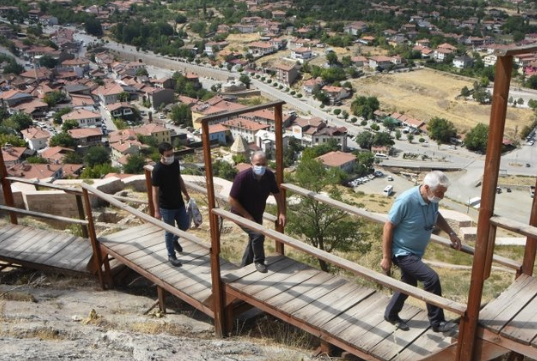Foto - Uçurum kıyısında ibadet! Görenler hayrete düşüyor