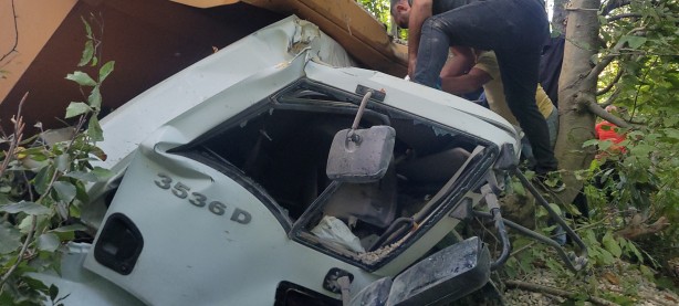 Foto - Uçuruma yuvarlanan kamyondan 5 saatte kurtarıldı! Hastanede hayatını kaybetti