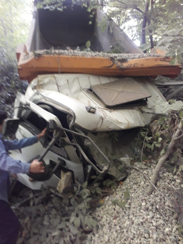 Foto - Uçuruma yuvarlanan kamyondan 5 saatte kurtarıldı! Hastanede hayatını kaybetti