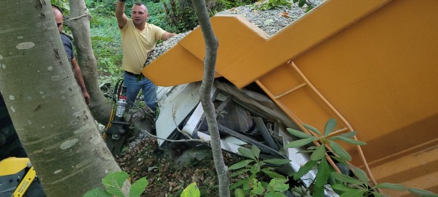 Foto - Uçuruma yuvarlanan kamyondan 5 saatte kurtarıldı! Hastanede hayatını kaybetti