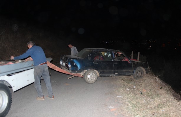 Foto - Uçuruma yuvarlanıp ters dönen araçtan yaralı kurtuldular