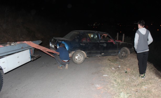 Foto - Uçuruma yuvarlanıp ters dönen araçtan yaralı kurtuldular