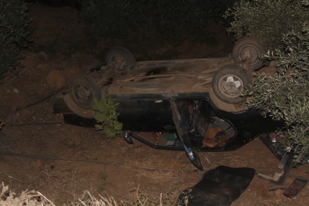 Foto - Uçuruma yuvarlanıp ters dönen araçtan yaralı kurtuldular