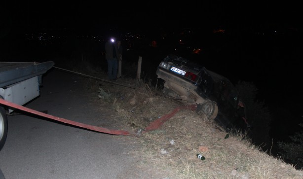 Foto - Uçuruma yuvarlanıp ters dönen araçtan yaralı kurtuldular