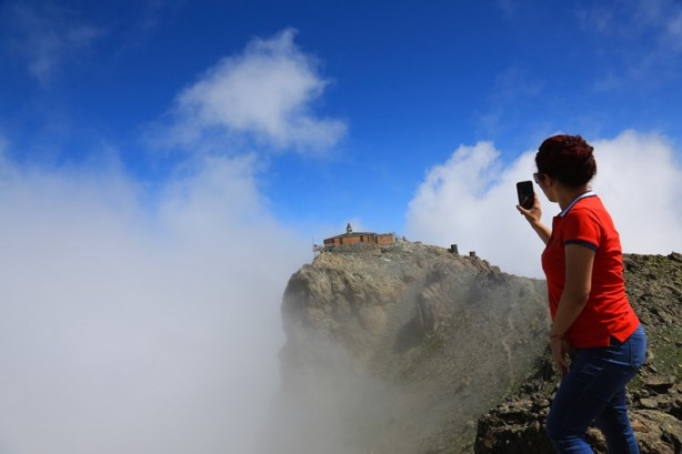 "Uçurumdaki mescit" ziyaretçilerini büyülüyor
