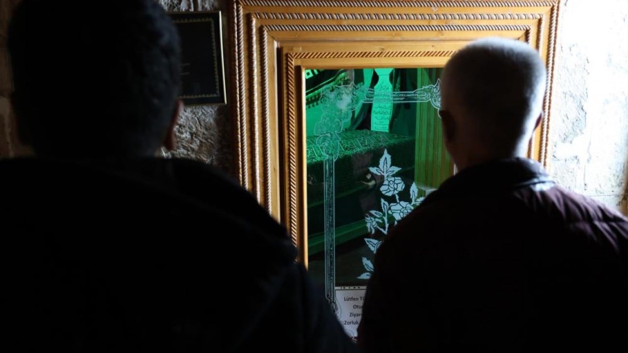 Uçurumun kıyısında bir türbe! Her Cuma ziyaretçilerini ağırlıyor