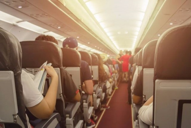 Foto - Uçuş görevlileri uçakta neden su içmiyor?