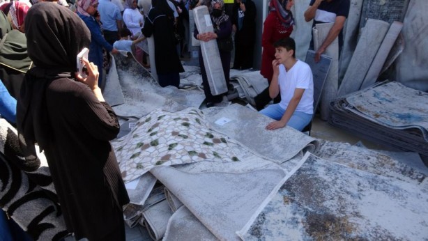 Foto - Ucuz halı satışı izdihama neden oldu