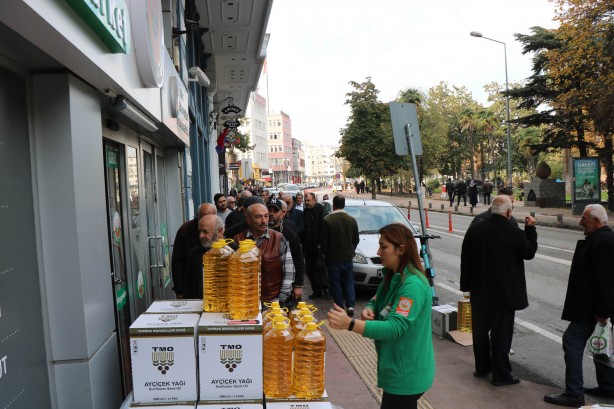Foto - Ucuz sıvı yağa yoğun talep! Raflara konulmadan satılmaya başlandı