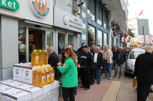 Foto - Ucuz sıvı yağa yoğun talep! Raflara konulmadan satılmaya başlandı